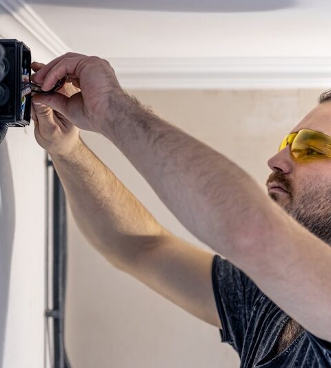 Man som installerar larm