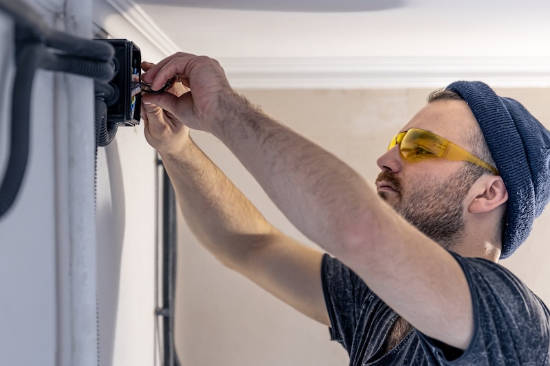 Man som installerar larm