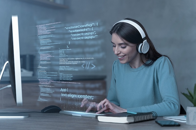 Kvinna som programmerar