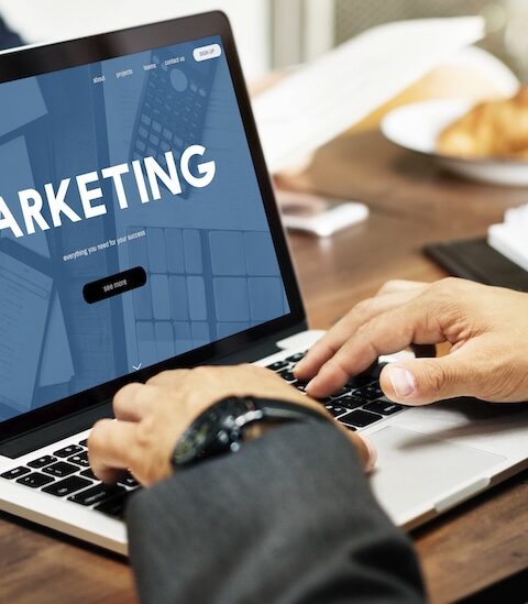 Laptop där det står marketing