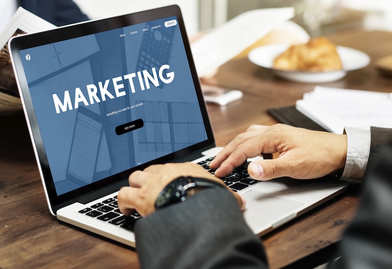 Laptop där det står marketing
