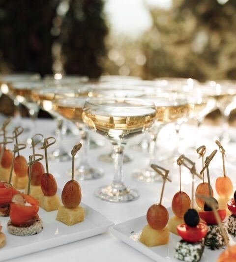 Canapér på bord med champagneglas