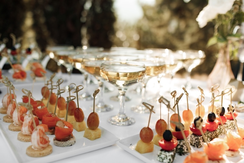 Canapér på bord med champagneglas